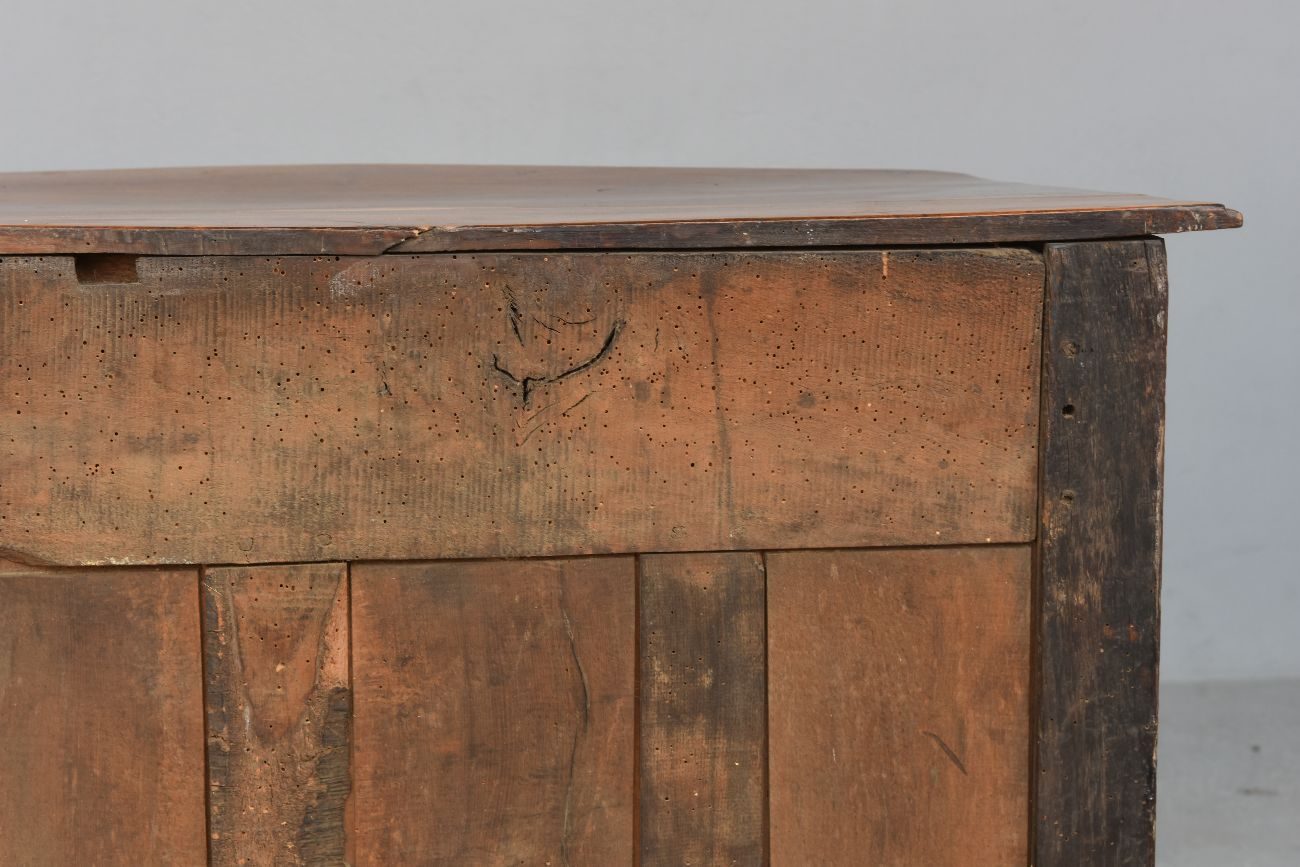 Commode rustique en noyer d'époque XVIIIème