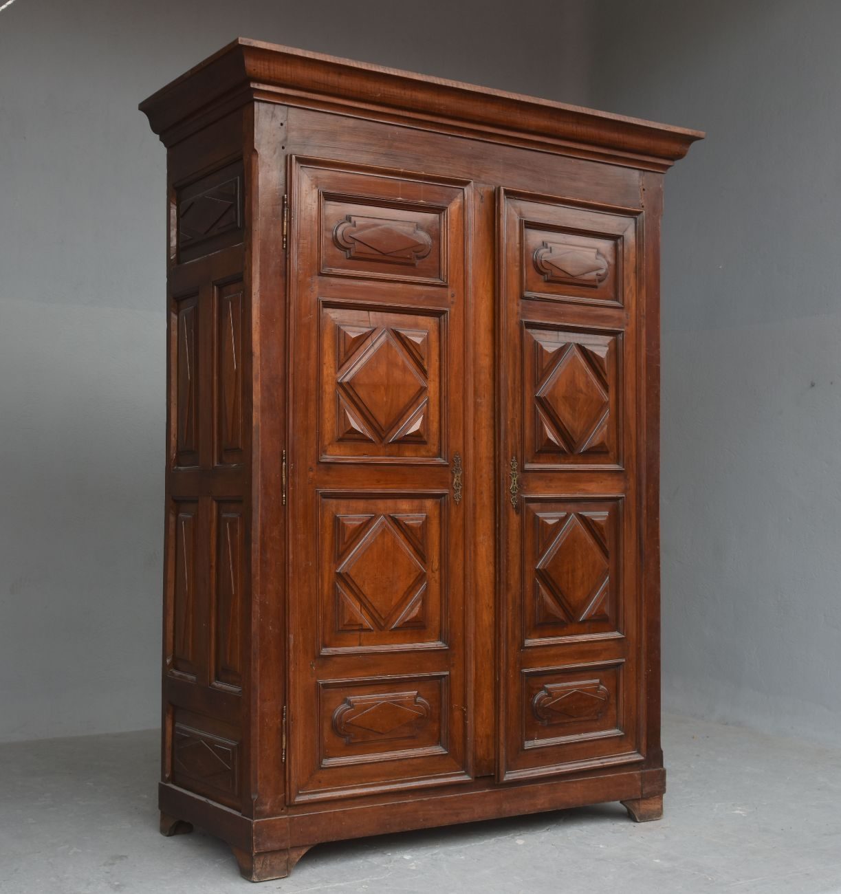 Armoire d'époque XVIIIème en noyer à pointe de diamants