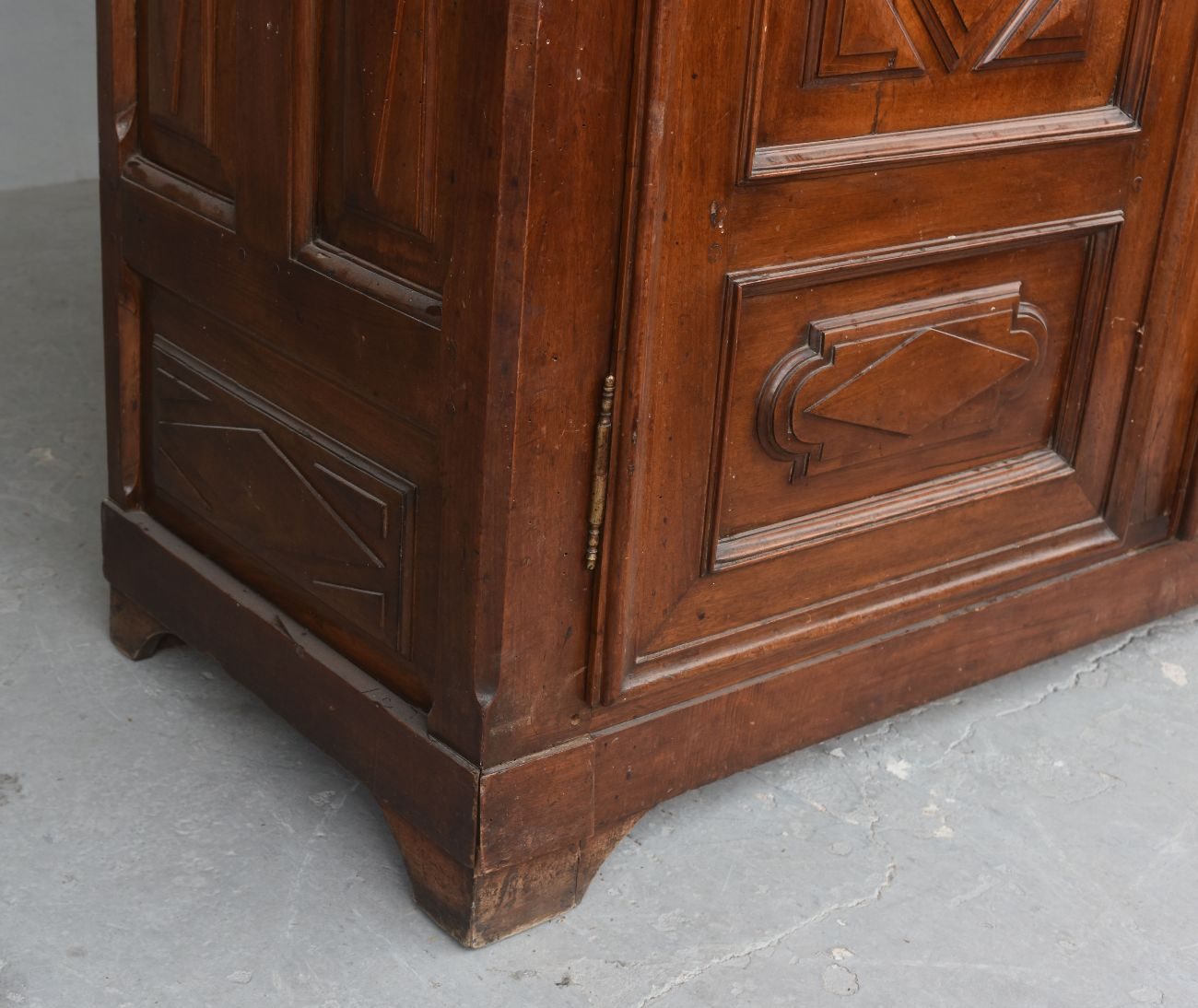 Armoire d'époque XVIIIème en noyer à pointe de diamants