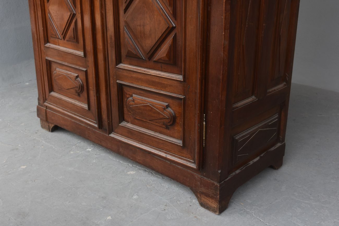 Armoire d'époque XVIIIème en noyer à pointe de diamants