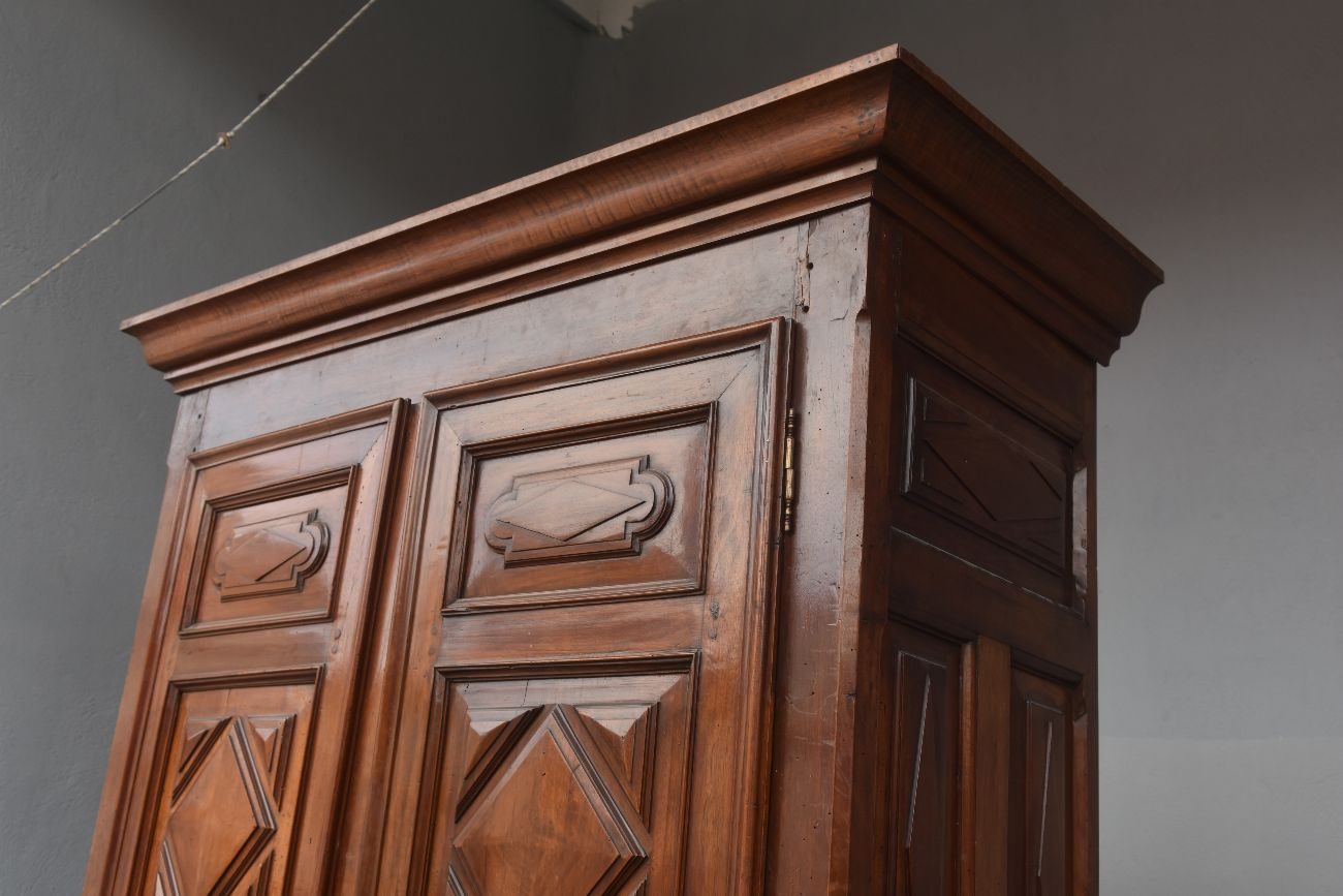 Armoire d'époque XVIIIème en noyer à pointe de diamants