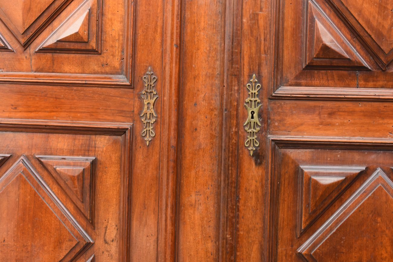Armoire d'époque XVIIIème en noyer à pointe de diamants