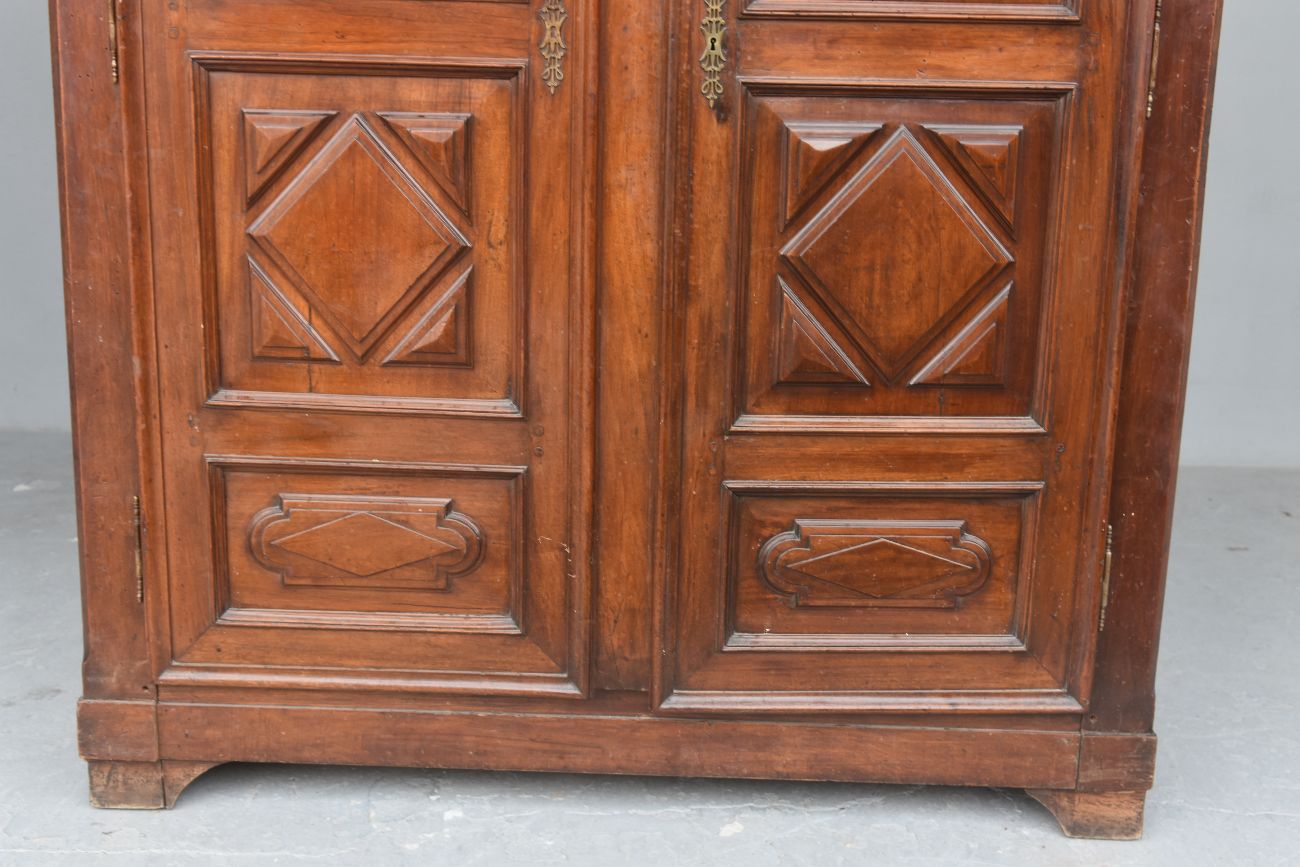 Armoire d'époque XVIIIème en noyer à pointe de diamants