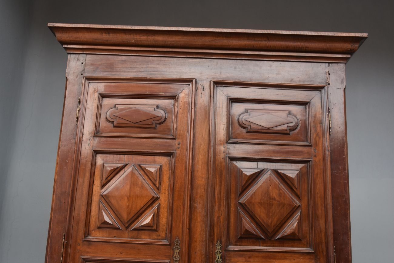 Armoire d'époque XVIIIème en noyer à pointe de diamants