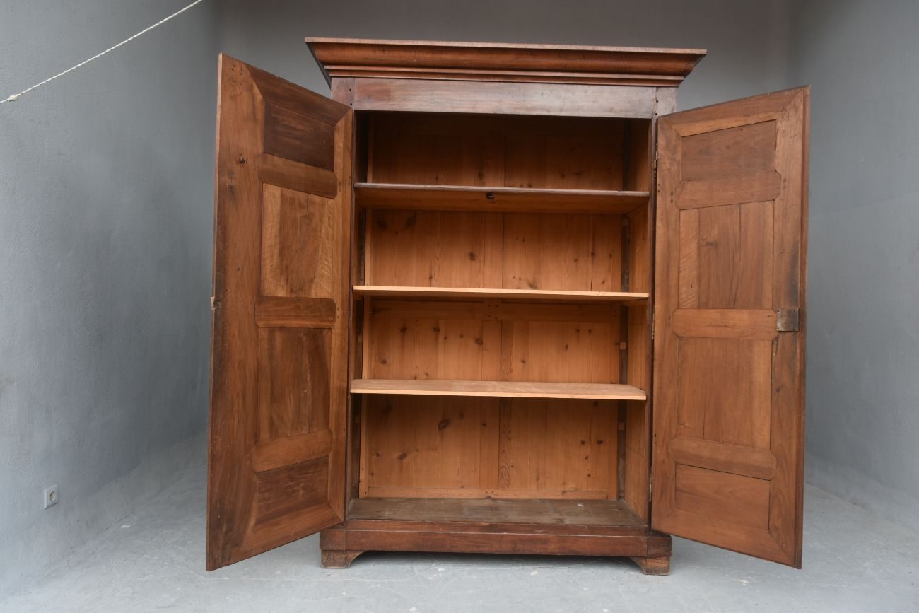 Armoire d'époque XVIIIème en noyer à pointe de diamants