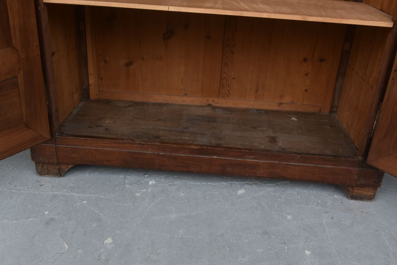 Armoire d'époque XVIIIème en noyer à pointe de diamants