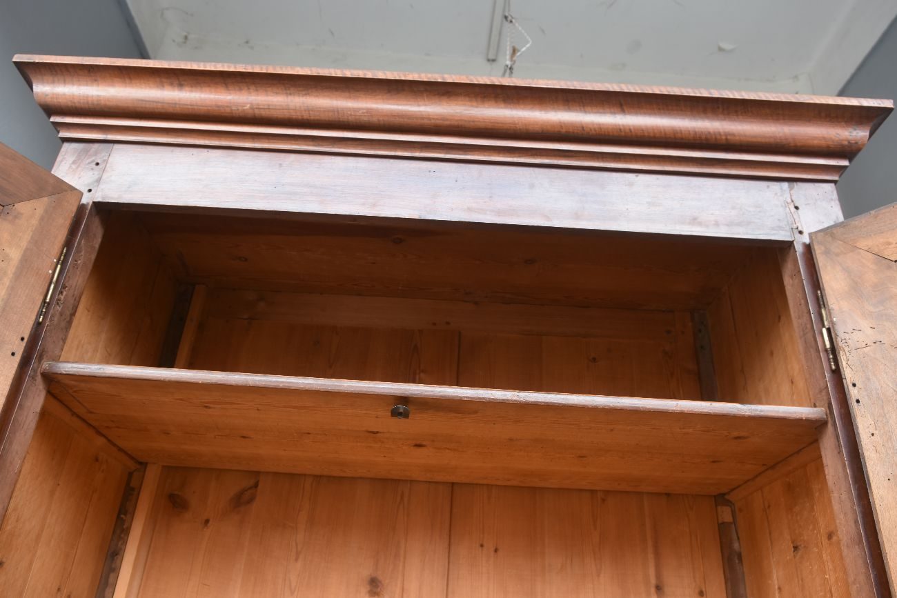 Armoire d'époque XVIIIème en noyer à pointe de diamants