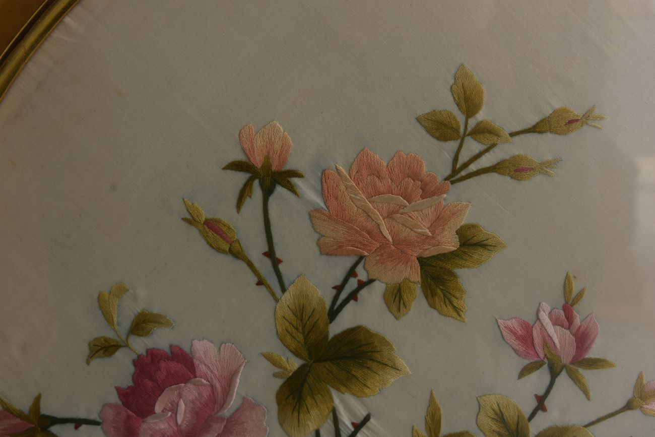 Nature morte brodée aux roses et rubans cadre ovale