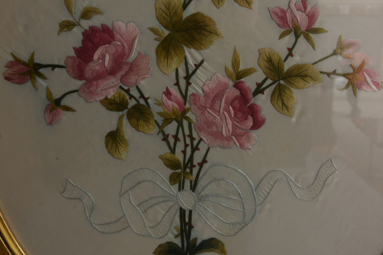 Nature morte brodée aux roses et rubans cadre ovale