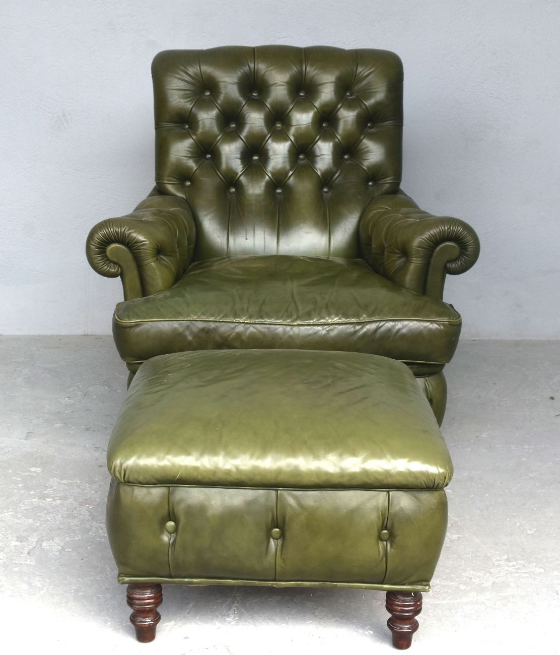 Fauteuil en cuir Chesterfield couleur olive avec pouf 