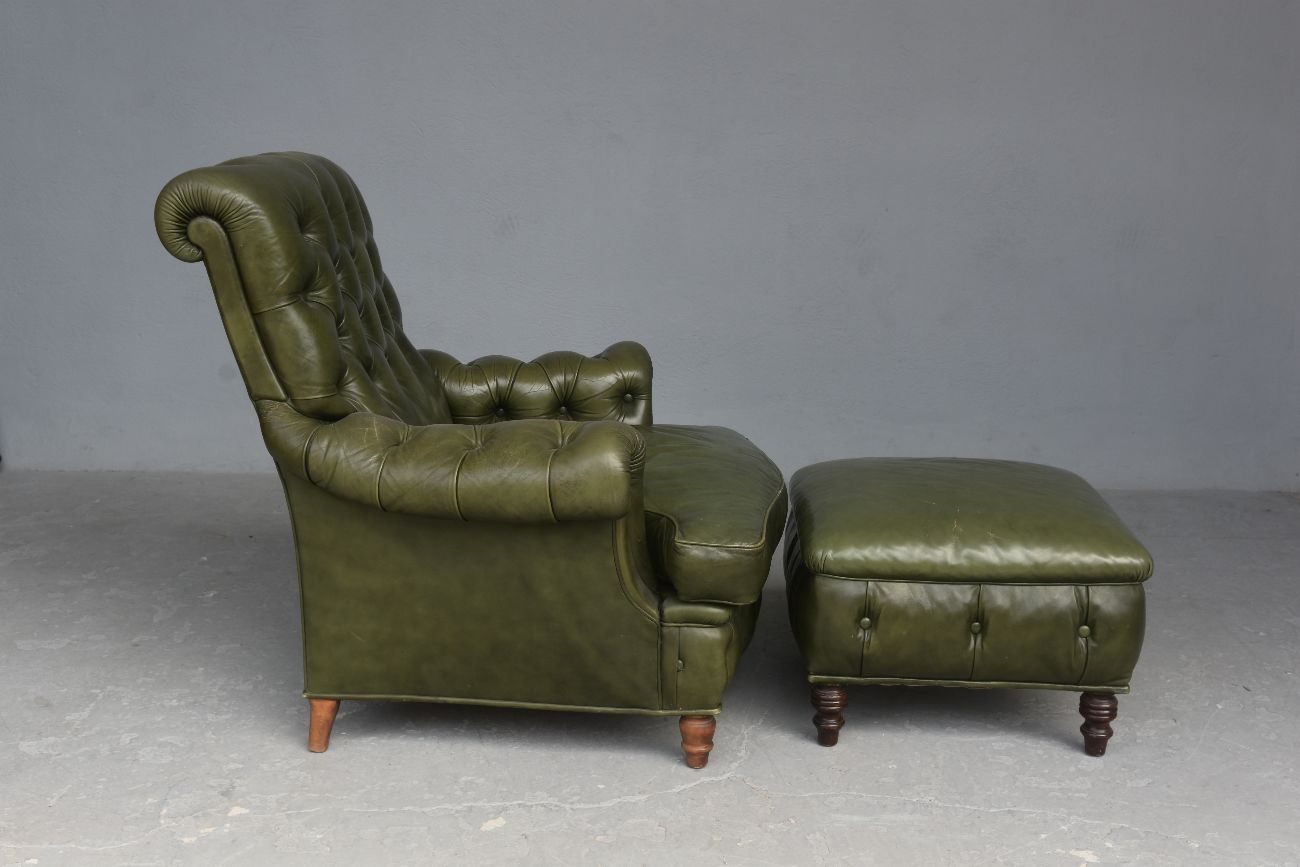 Fauteuil en cuir Chesterfield couleur olive avec pouf 