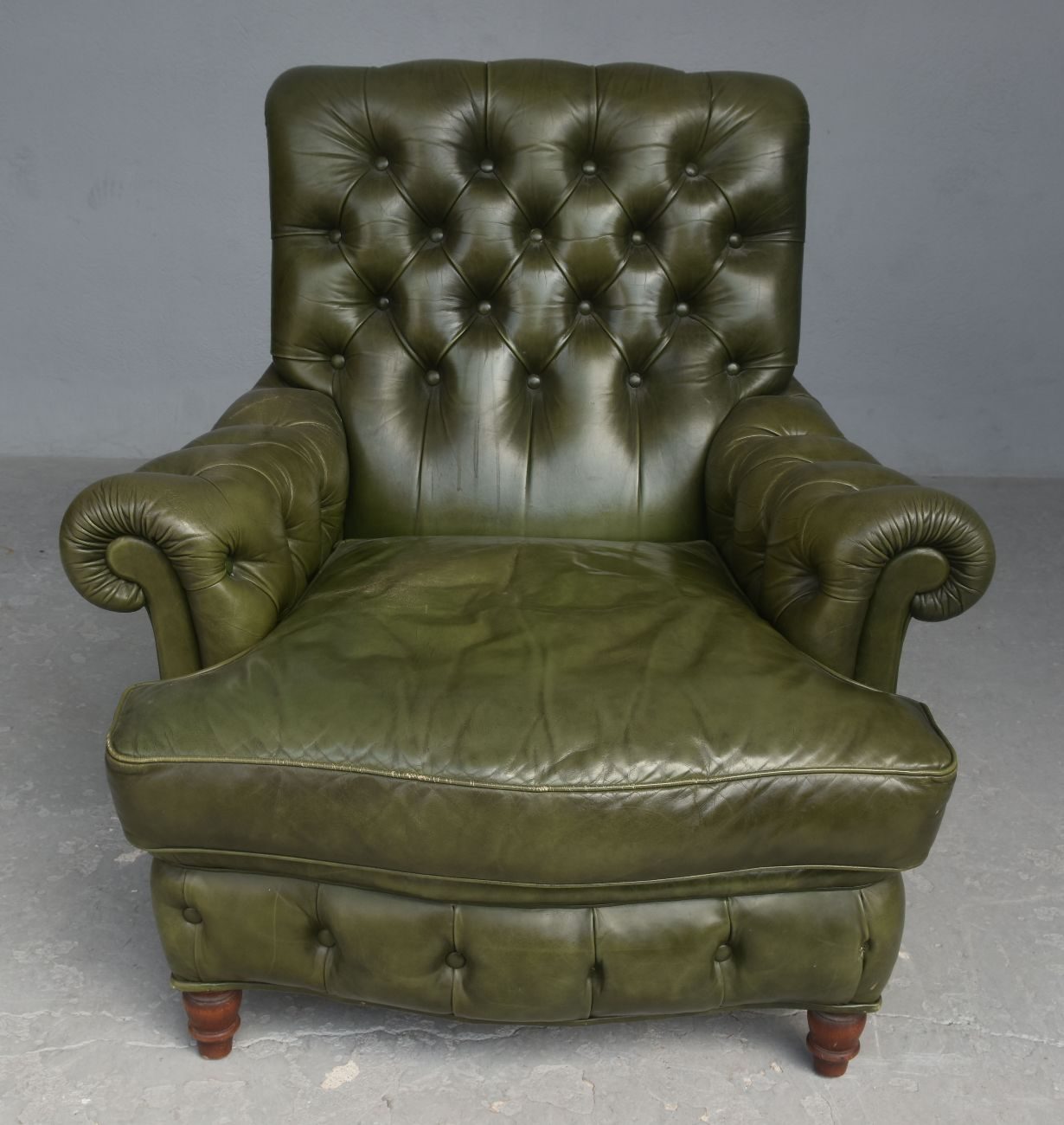 Fauteuil en cuir Chesterfield couleur olive avec pouf 