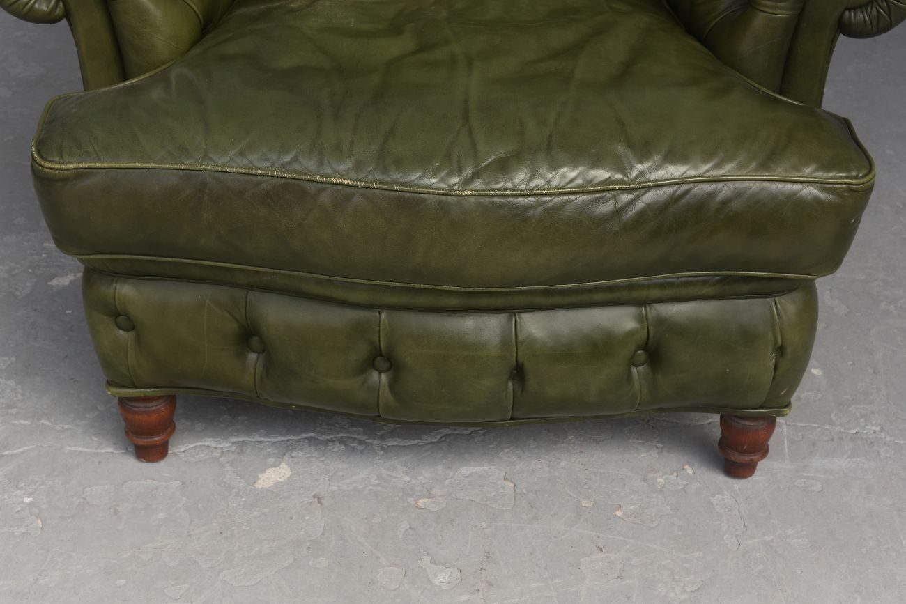 Fauteuil en cuir Chesterfield couleur olive avec pouf 
