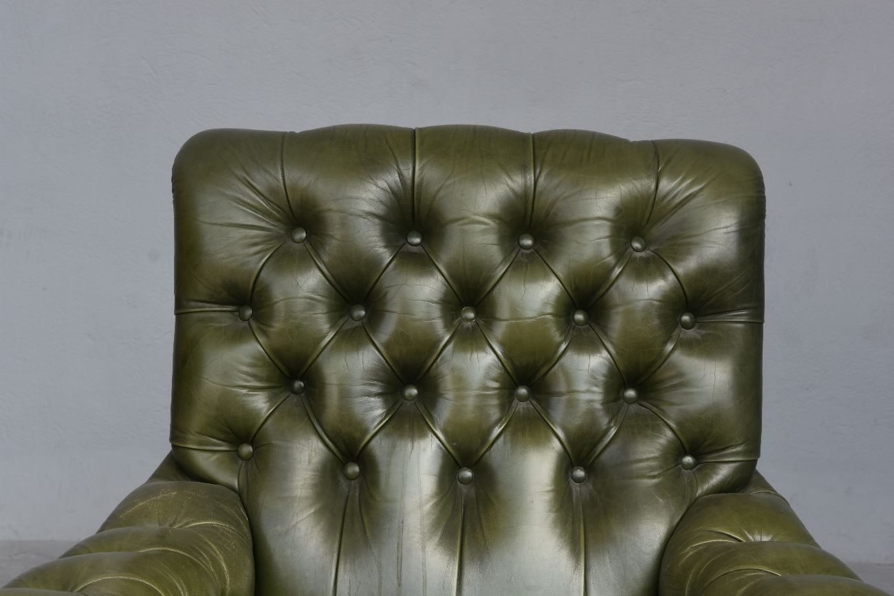 Fauteuil en cuir Chesterfield couleur olive avec pouf 