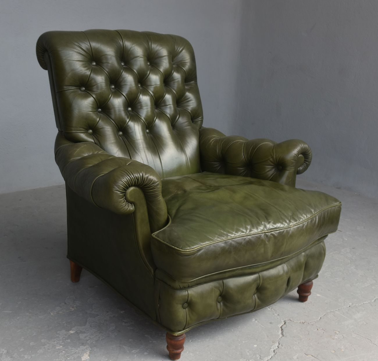 Fauteuil en cuir Chesterfield couleur olive avec pouf 