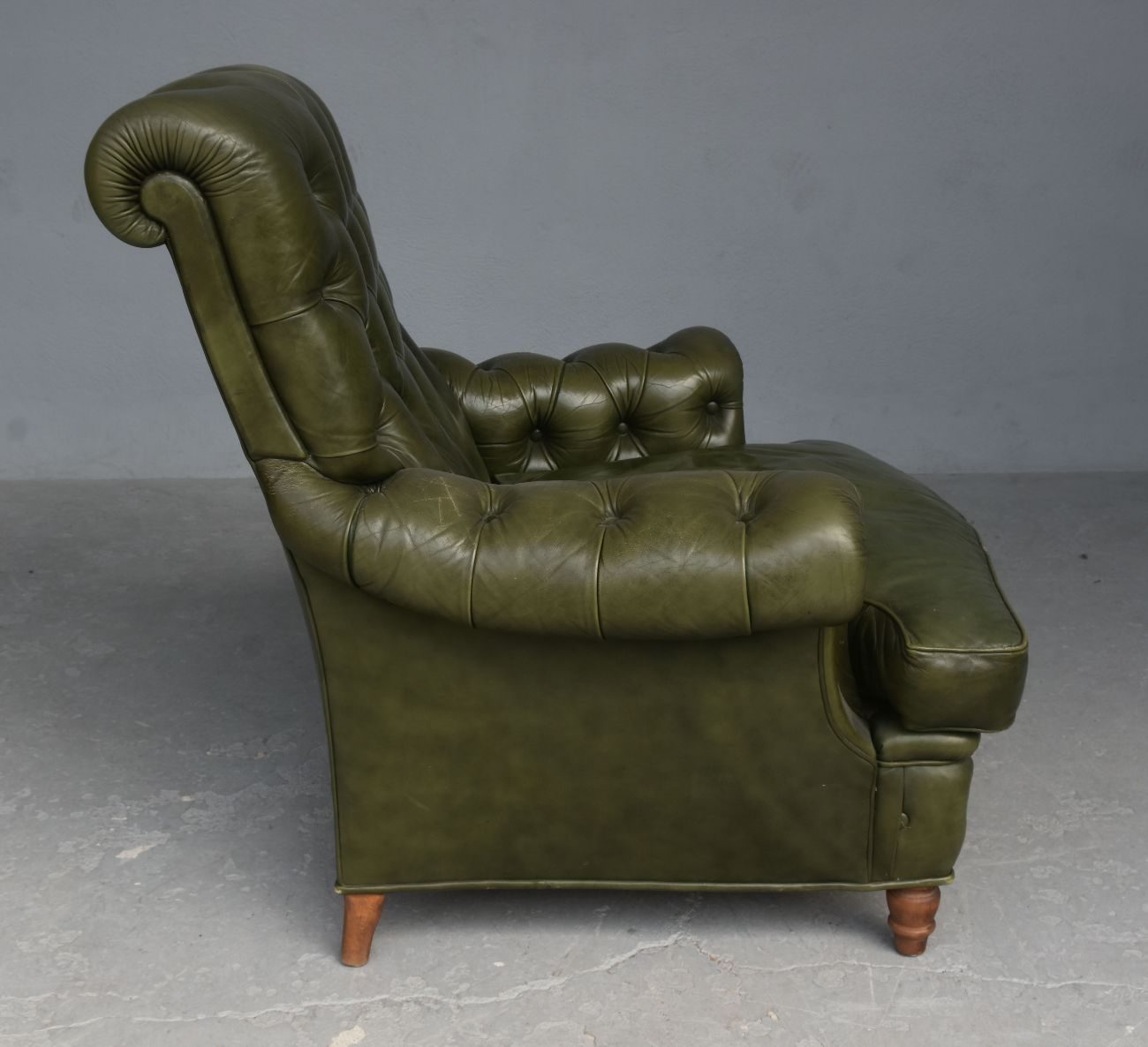 Fauteuil en cuir Chesterfield couleur olive avec pouf 