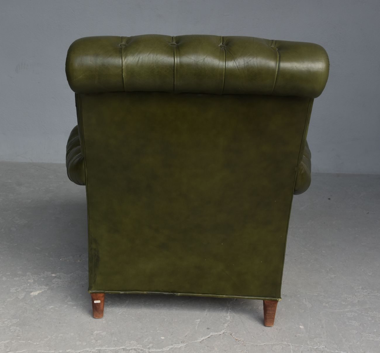 Fauteuil en cuir Chesterfield couleur olive avec pouf 