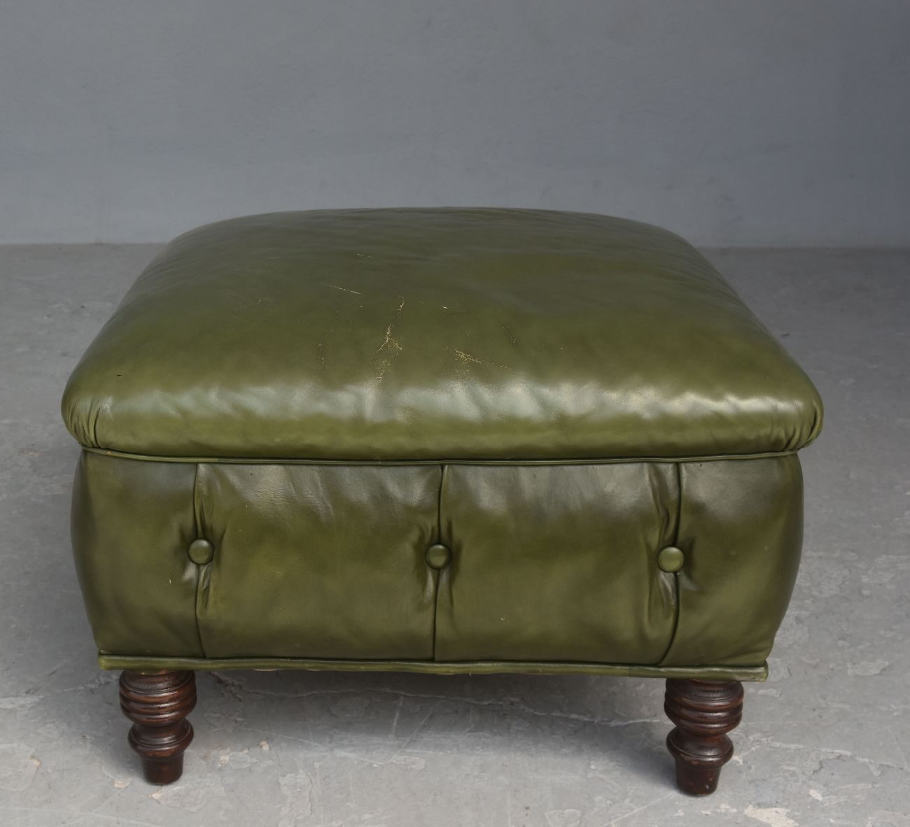 Fauteuil en cuir Chesterfield couleur olive avec pouf 