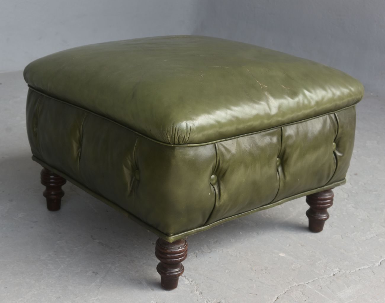 Fauteuil en cuir Chesterfield couleur olive avec pouf 