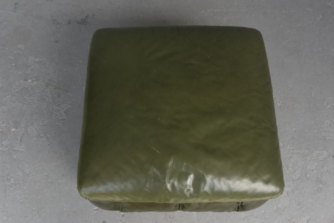 Fauteuil en cuir Chesterfield couleur olive avec pouf 
