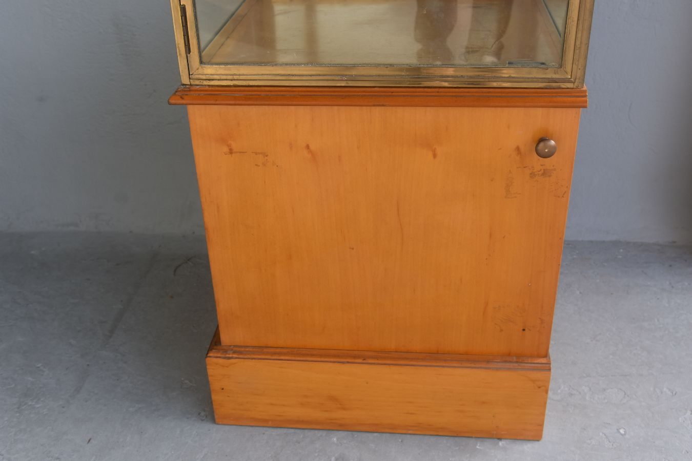 Vitrine de magasin laiton et bois 