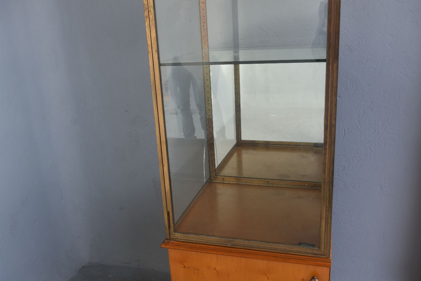Vitrine de magasin laiton et bois 