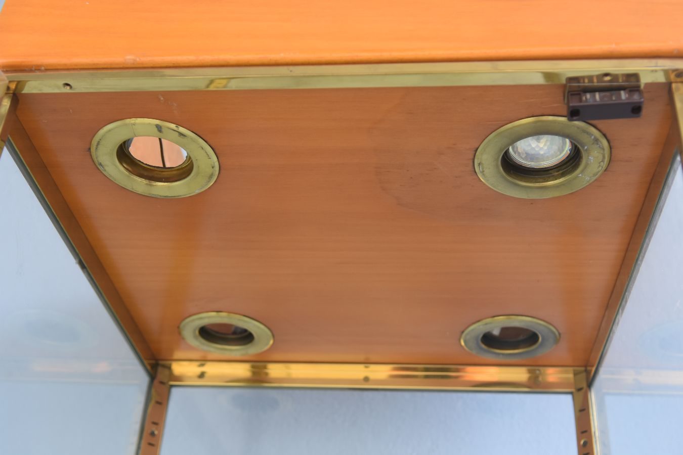 Vitrine de magasin laiton et bois 