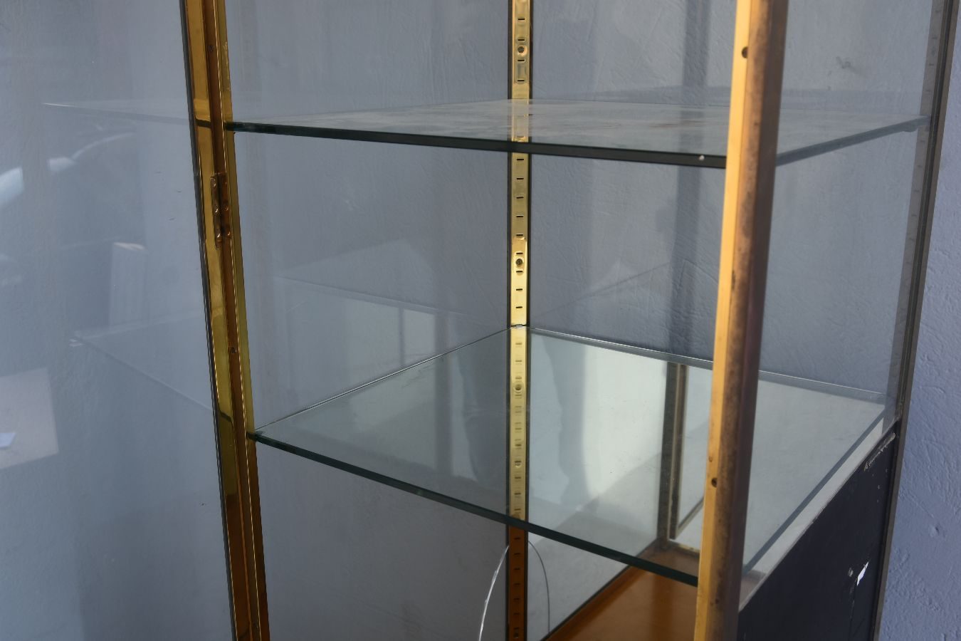 Vitrine de magasin laiton et bois 