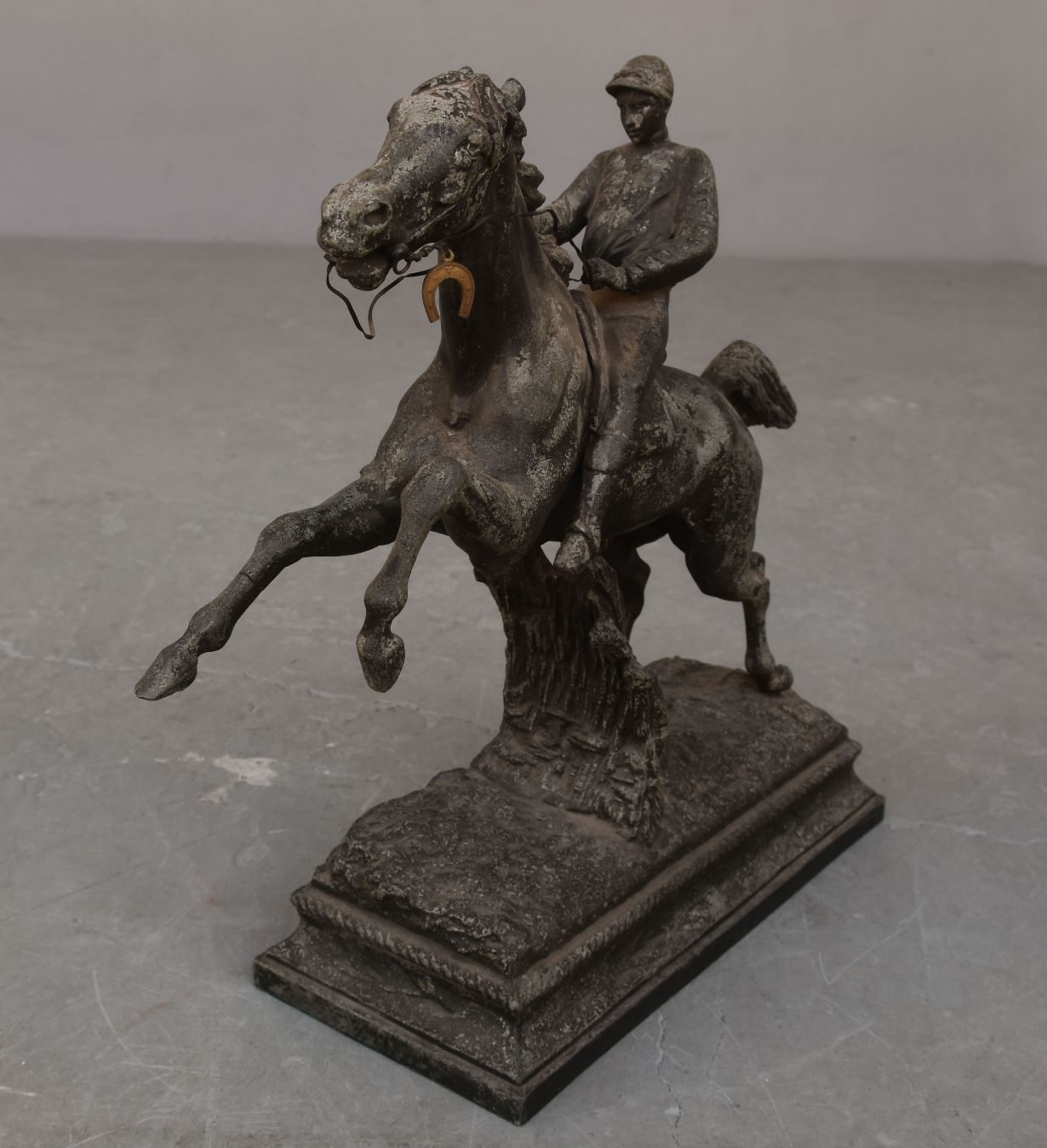 Sculpture en régule Jockey et son cheval 1930 