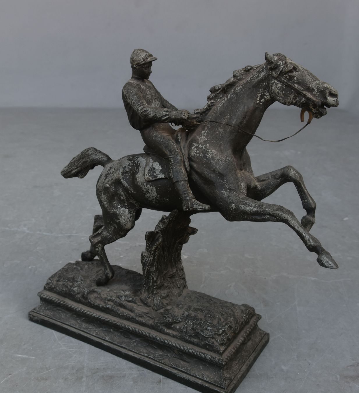 Sculpture en régule Jockey et son cheval 1930 
