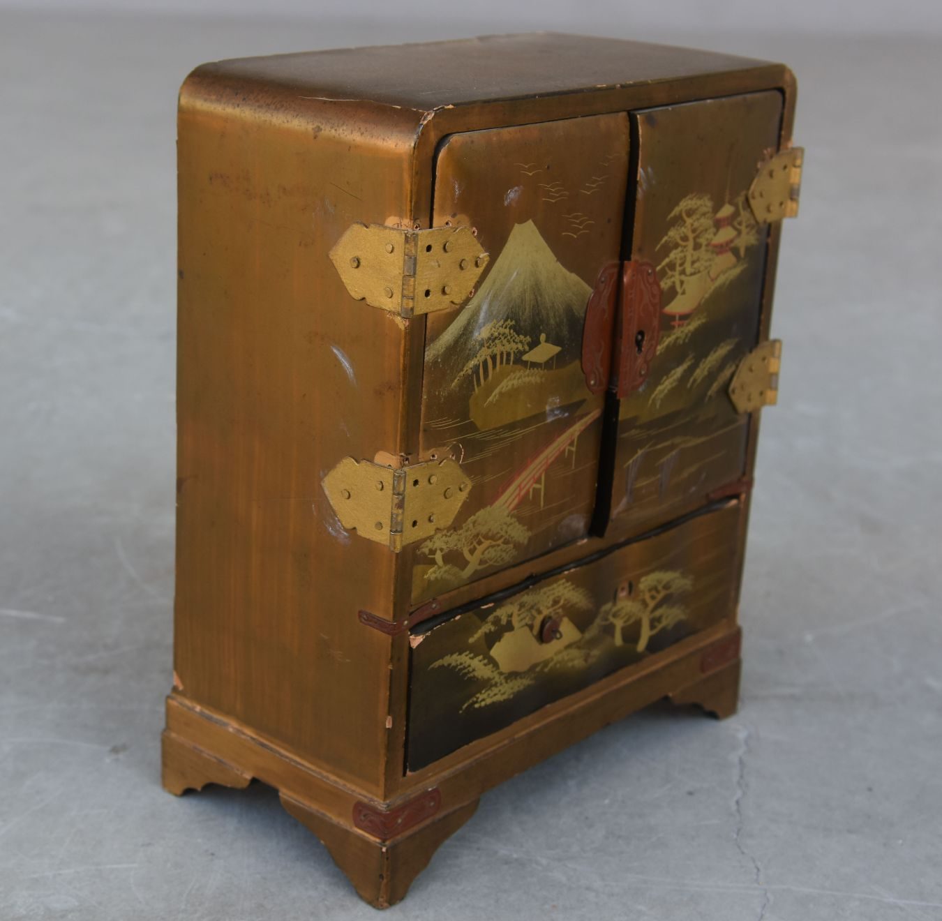 Coffret ou boite à bijoux en laque 1900 doré