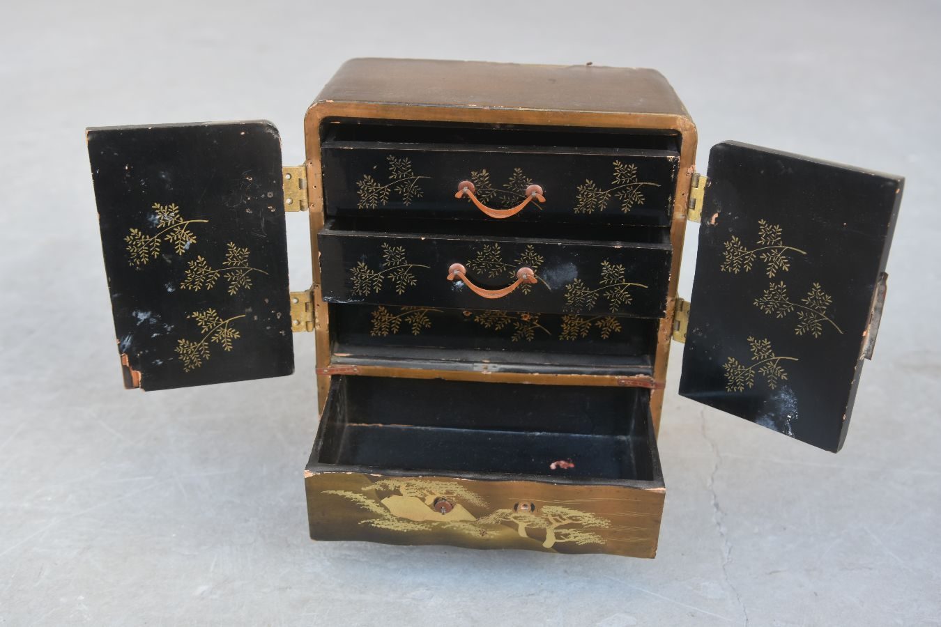 Coffret ou boite à bijoux en laque 1900 doré