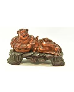 Bouddha allongé patiné en buis sur socle en bois XIXème
