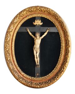 Grand Christ en ivoire encadrement bois doré époque XVIIIème