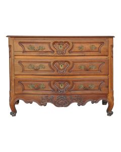 Commode galbée en noyer d'époque XVIIIème