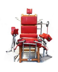 Fauteuil d'accouchée recouvert de skaï rouge en métal et chêne