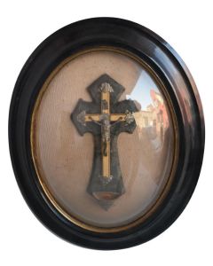 Crucifix bénitier en bronze encadrement ovale sous verre bombé XIXème