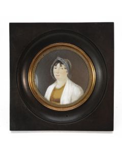 Miniature portrait médaillon peint jeune femme chapeautée cadre bois noirci XIXè