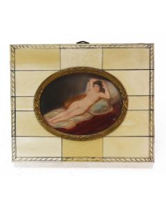 Jeune femme nue peinte sur ivoire en médaillon début XXème 2