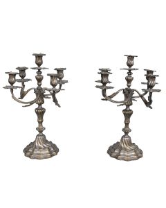 Chandeliers en métal argenté style Louis XV à 6 lumières (paire)