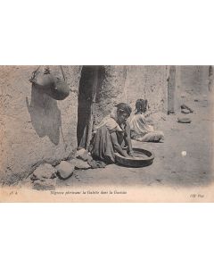 Carte postale ancienne - Négresse pétrissant la Galette dans la Guessâa
