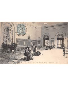 Carte postale ancienne - Vichy, le parc et la salle de repos intérieure