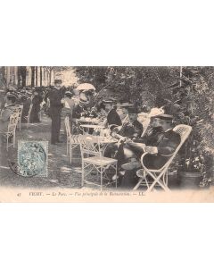 Carte postale ancienne - Vichy, le parc, vue principale de la restauration