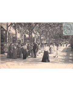 Carte postale ancienne - Vichy, une allée de l'ancien parc 