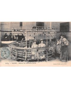 Carte postale ancienne - Vichy, source de la grande grille