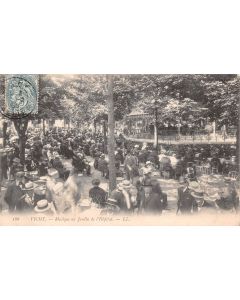 Carte postale ancienne - Vichy, musique au jardin de l'hôpital