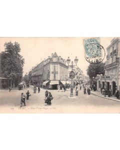 Carte postale ancienne - Vichy, la place Victor Hugo 