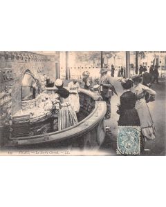 Carte postale ancienne - Vichy, la source Chomel 