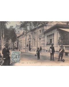 Carte postale ancienne - Vichy, la rue du casino