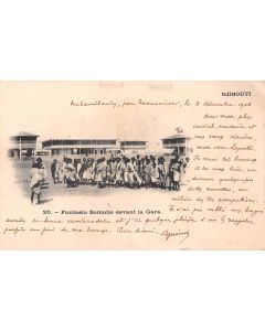 Carte postale ancienne - Djibouti, fantasia Somalie devant la gare 